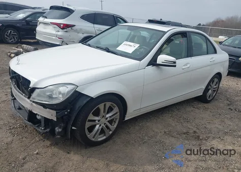 2013 Mercedes-Benz C 300 Luxury 4Matic/Sport 4Matic z USA, uszkodzony, nr VIN WDDGF8AB1DR251063